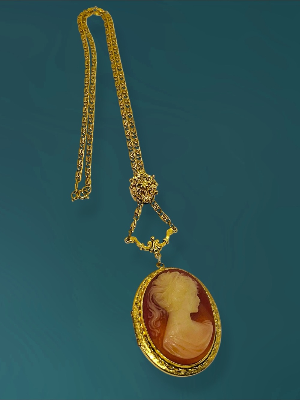 Estate Vintage Gold Tone Oval Cameo Locket Pendant Necklace Multi-Link Chain